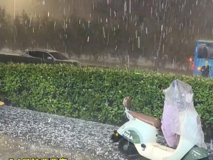 西安冰雹致百车被砸