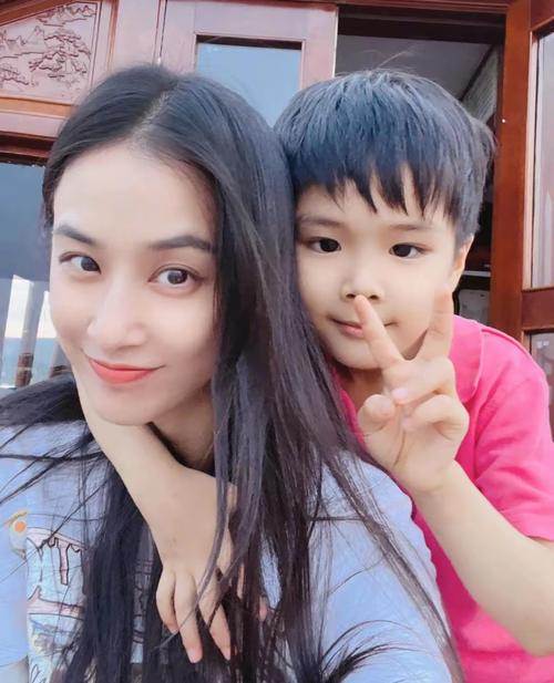 黄圣依妈带孙子10年